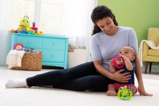 TOMY Lamaze grzechotka gryzak jabłuszko L23101