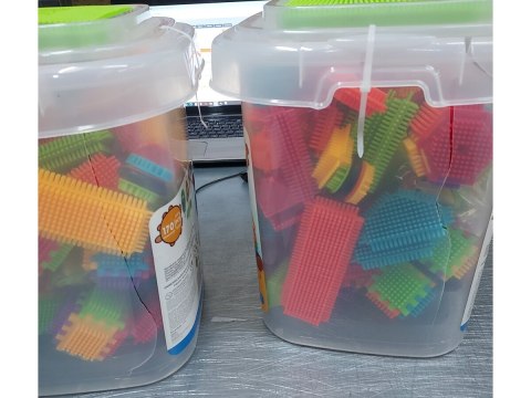 Klocki Konstrukcyjne W Wiaderku, Wafle, Jeżyki, Grzebyki 170 elementów Przecena 1 Klocki Konstrukcyjne W Wiaderku, Wafle, Jeżyki, Grzebyki 170 elementów Przecena 1