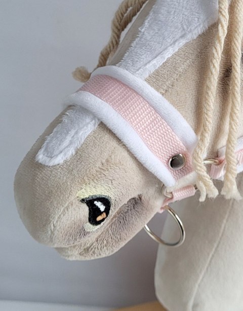 Kantar regulowany dla konia Hobby Horse A3 pudrowy róż białym futerkiem Kantar regulowany dla konia Hobby Horse A3 pudrowy róż białym futerkiem