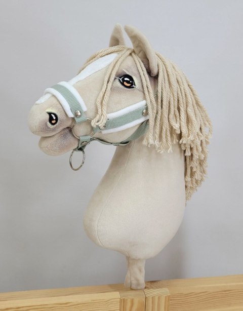 Kantar regulowany dla konia Hobby Horse A3 szałwia białym futerkiem Kantar regulowany dla konia Hobby Horse A3 szałwia białym futerkiem