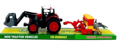Traktor z agregatem i turem