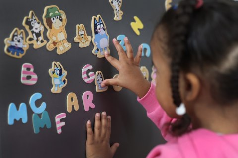 Drewniane magnetyczne literki i obrazki edukacyjna zabawka dla dzieci Bluey Drewniane magnetyczne literki i obrazki edukacyjna zabawka dla dzieci Bluey